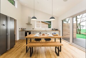Refrigerador, microondas, lavavajillas y periquera 