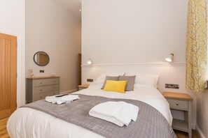 2 bedrooms, internet, bed sheets