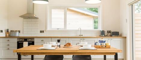 Kylskåp, mikrovågsugn, diskmaskin och barnstol