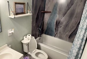 Haartrockner, Handt ücher, Seife, Toilettenpapier