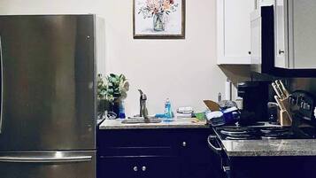 Coffee/tea maker, fridge, microwave, oven