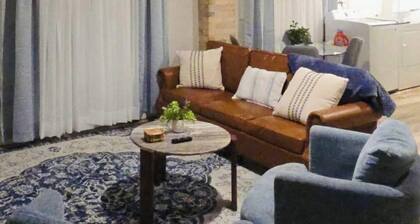 Enjoy the perfect blend of style and convenience in this apartment near Kings Daughters' Hospital and Marathon Gas. With easy access to dining, shopping, and entertainment, this apartment offers a comfortable and quiet retreat for all.