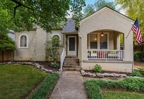 Charming 2-bedroom house in lovely Downtown Murfreesboro Cottage with WiFi, AC