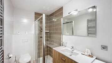 Doccia, asciugamani, sapone, shampoo