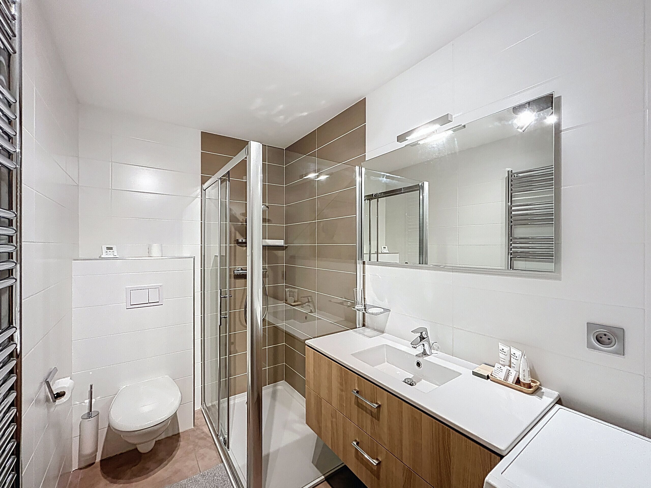 Douche, serviettes fournies, savon, shampoing