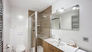 Douche, serviettes fournies, savon, shampoing