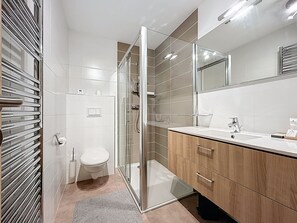 Douche, serviettes fournies, savon, shampoing