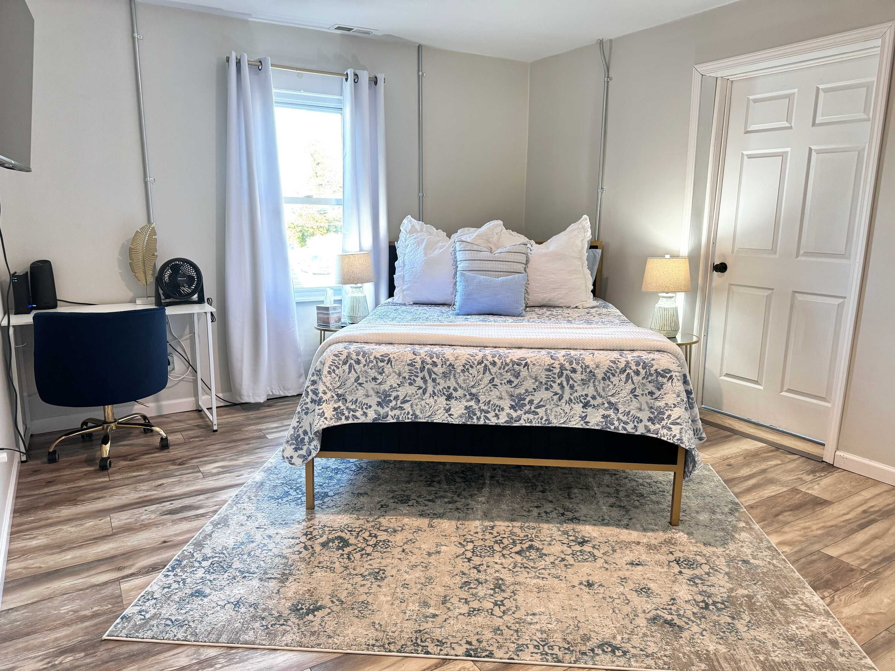 2 bedrooms, desk, iron/ironing board, WiFi