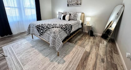 Enjoy the perfect blend of style and convenience in this apartment near Kings Daughters' Hospital and Marathon Gas. With easy access to dining, shopping, and entertainment, this apartment offers a comfortable and quiet retreat for all.
