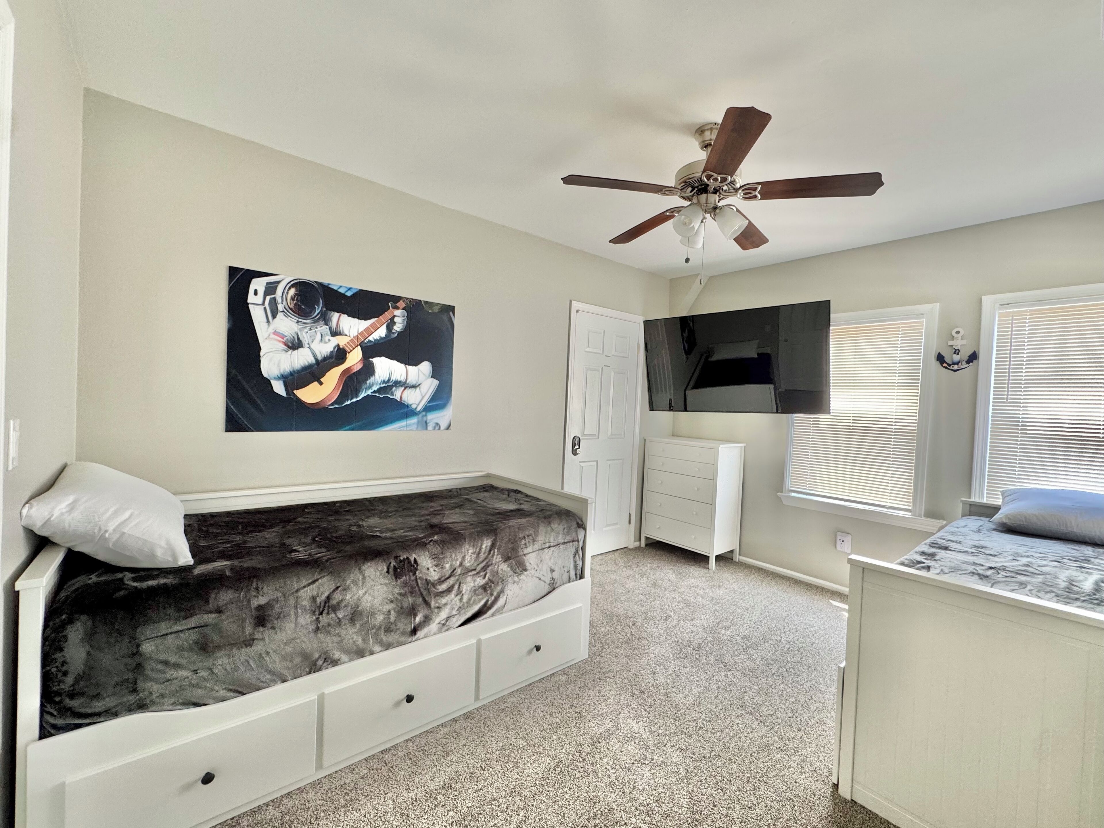 3 chambres, coffres-forts dans les chambres, bureau