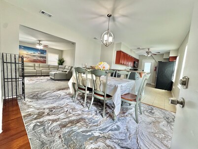 Beautiful 3 Bedroom, 1 Bath, 2nd Floor, 2 blocks from Ocean Gate Beach