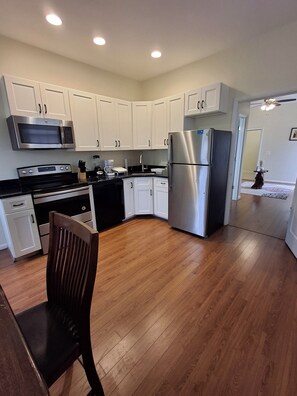 Fridge, microwave, oven, stovetop - 2.1 mi to Reston hospital, 1.5 mi to Metro private entrance/space  and quiet (Herndon)