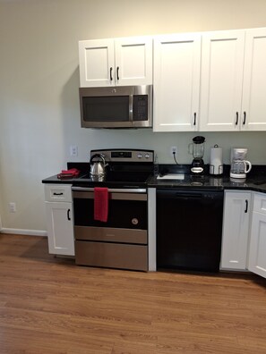 Fridge, microwave, oven, stovetop - 2.1 mi to Reston hospital, 1.5 mi to Metro private entrance/space  and quiet (Herndon)