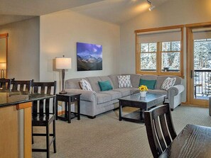 Living area - Charming 2-bedroom lodge with pools, sauna, lots of activities for all. (Breckenridge)