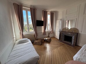 1 habitación, sistema de insonorización, wifi gratis y ropa de cama