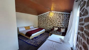 Habitación triple clásica, vista a la montaña | Wifi gratis