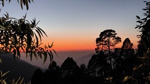 Eine Berglandschaft im Abendrot.