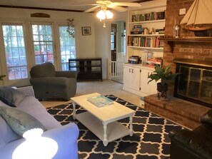 TV, fireplace, video games, books - Charming 1-bedroom apartment in Wilmington with WiFi and AC (Wilmington)