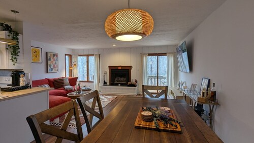 Poconos Nest & Nook: A Cozy King & Queen 2BR with a jacuzzi room facing nature