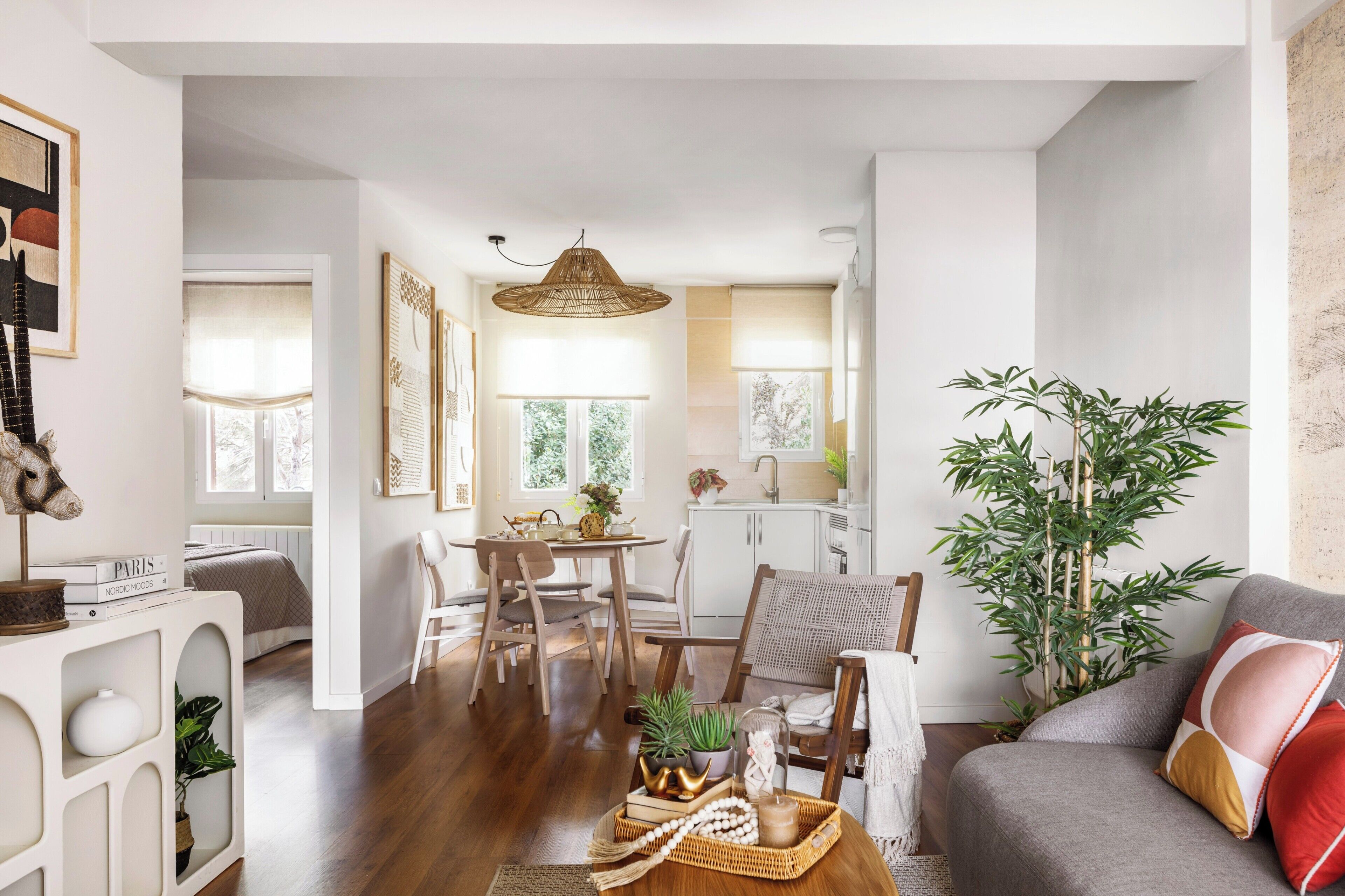 Een televisie, een open haard en een stereo