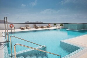 Pool - 3 Bed Apartment Sleeps 6 - Balcony - Free Parking (Malaga)