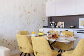 Dining - 3 Bed Apartment Sleeps 6 - Balcony - Free Parking (Malaga)