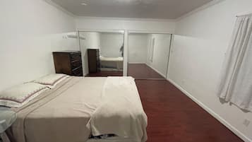 2 bedrooms, desk, iron/ironing board, WiFi