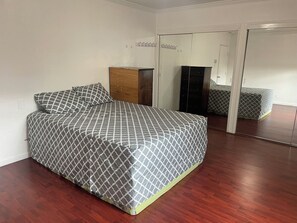 2 bedrooms, desk, iron/ironing board, WiFi