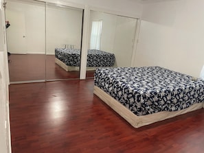 2 Schlafzimmer, Schreibtisch, Bügeleisen/Bügelbrett, WLAN