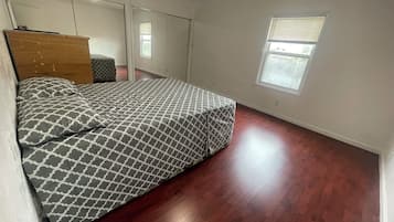 2 bedrooms, desk, iron/ironing board, WiFi