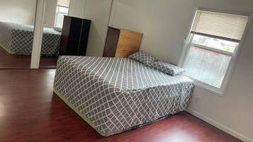 2 bedrooms, desk, iron/ironing board, WiFi