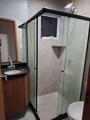 Serviettes fournies, savon, shampoing, papier toilette