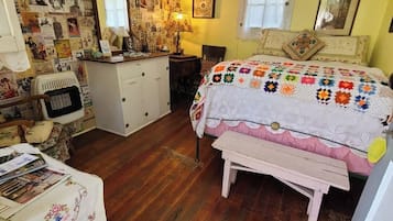 Classic Cabin, Patio, Mountain View | 1 bedroom, desk
