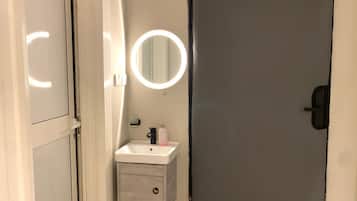 Ducha, bidet, toallas, jabón