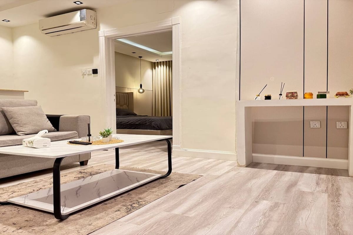 Un salon moderne avec un canapé, une table basse et un meuble.