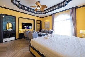 Suite familiar, balcón, vistas a la playa | Edredones de plumas, minibar, decoración individual