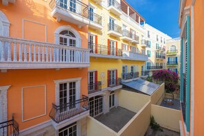 Edredones de plumas, minibar, decoración individual