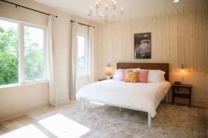 4 makuuhuonetta, työpöytä, silitysrauta/-lauta, vauvan matkasänky