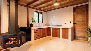 Geladeira, talheres/pratos/utensílios de cozinha