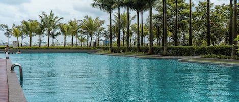 Indoor pool, 2 outdoor pools