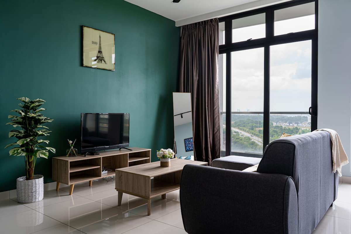 40-inch Smart TV with digital channels, Netflix, streaming services