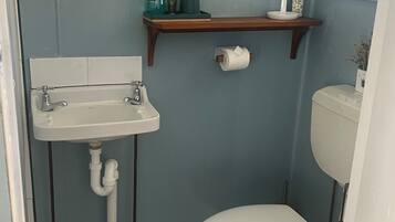 提供毛巾、番梘、洗頭水、廁紙