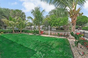 Property grounds - Charming Lake Worth Beach Pool Home –Heated Pool, Walk to DT, 1 M to Beach! (Lake Worth Beach)
