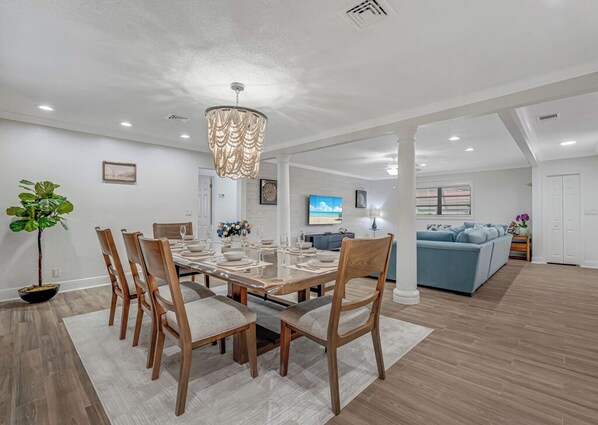 Dining - Charming Lake Worth Beach Pool Home –Heated Pool, Walk to DT, 1 M to Beach! (Lake Worth Beach)