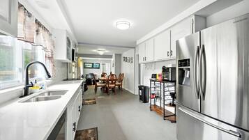 Jääkaappi, mikroaaltouuni, uuni, liesi