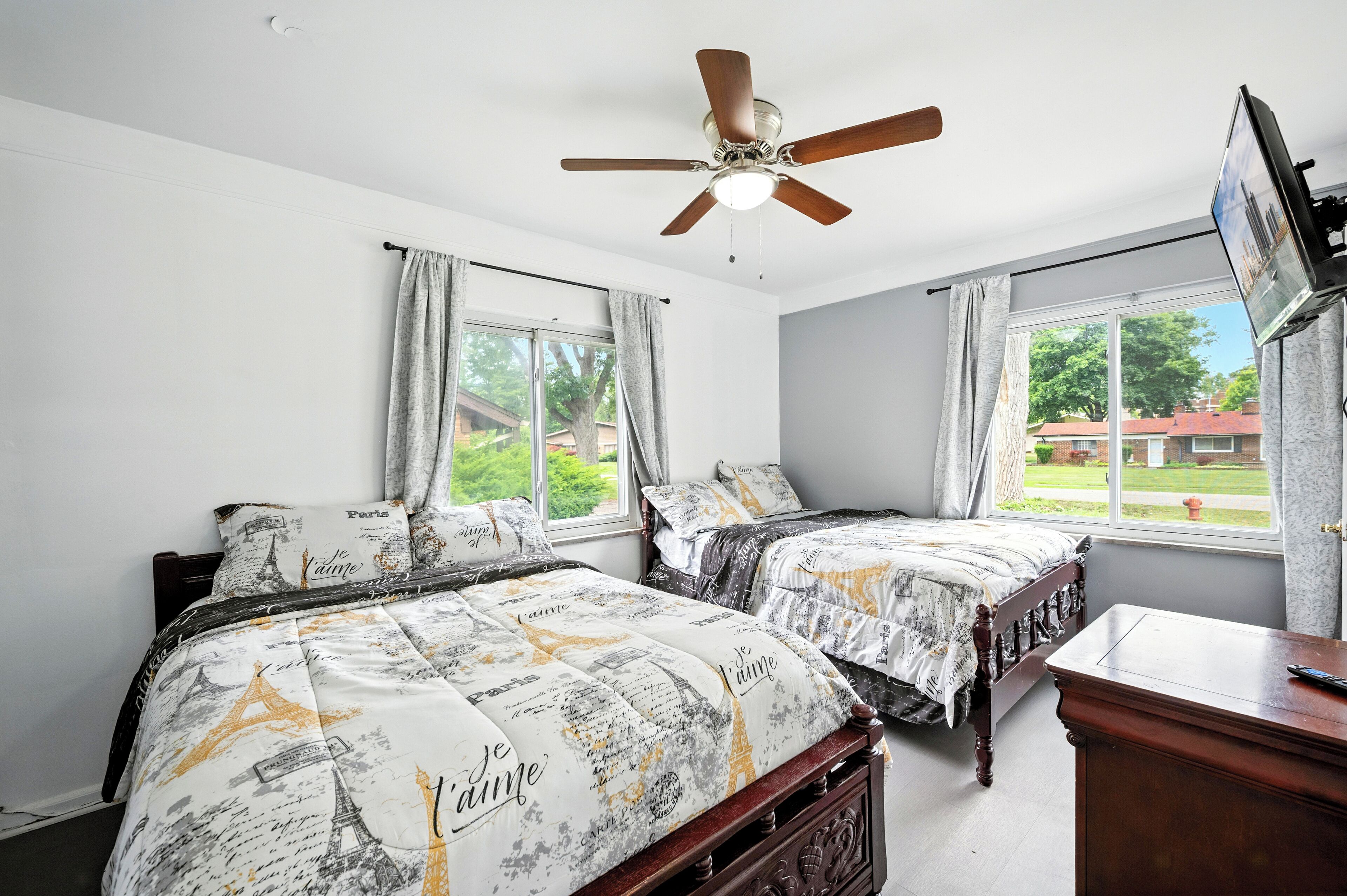 5 Schlafzimmer, Schreibtisch, Bügeleisen/Bügelbrett, kostenloses WLAN