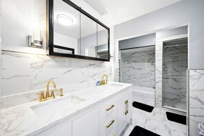 Shower, hair dryer, towels, soap - Spacious 5-bedroom house with Jacuzzi, Game room & WIFI in delightful Southfield (Southfield)
