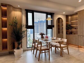 Apartament Deluxe, 3 dormitoris | Zona de menjador de l'habitació