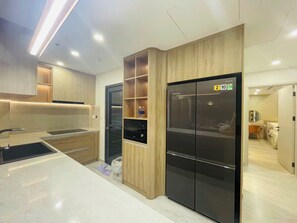 Apartament Deluxe, 3 dormitoris | Cuina privada | Frigorífic petit, microones, forn i placa de cuina