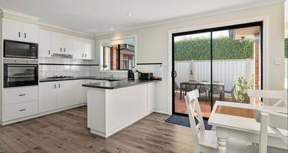 Summery 4BR Home by Mel Airport CBD & Watergardens